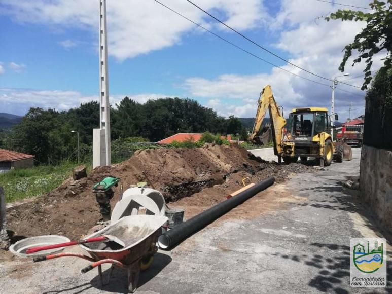 Ligação da rede de saneamento na Rua das Cruzes em Arnoso Santa Eulália