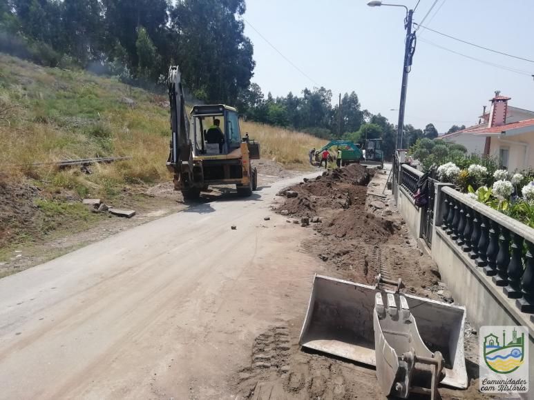 Ligação da rede de saneamento, na Rua das Ermidas em Arnoso Santa Eulália