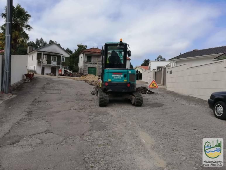 Ligação da rede de saneamento, no Largo Nossa Senhora do Fastio, Rua da Fonte Velha e Rua das Caleiras