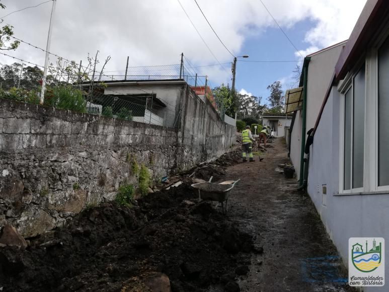 Ligação da rede de saneamento na Rua das Laranjeiras em Arnoso Santa Eulália