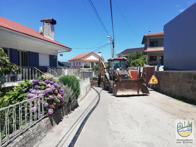 Ligação da rede pública de abastecimento de água na Rua das Cruzes em Arnoso Santa Eulália